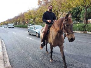 El ganadero valenciano que protestó montado a caballo negocia con la Conselleria una solución «satisfactoria»