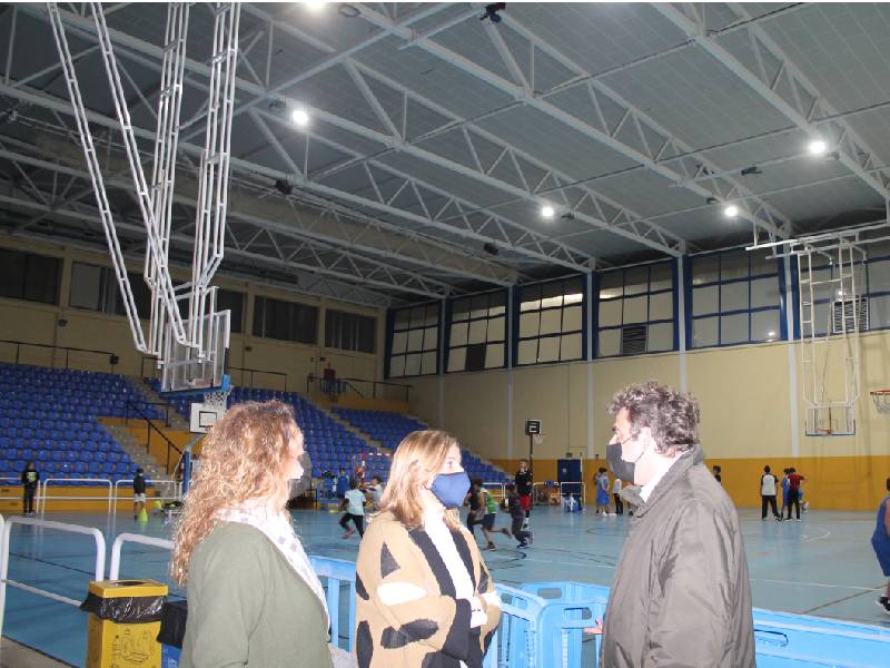 Benicàssim inicia la reparación de la cubierta del polideportivo municipal