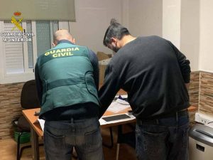 La Guardia Civil detiene a tres integrantes de una red criminal dedicada a cometer estafas en la localidad de Aldaia (Valencia)