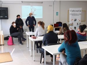 Onda incorpora una intérprete de lengua de signos en los cursos formativos