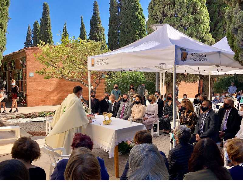 El cementerio de Almassora recupera la festividad de Todos los Santos con una misa al aire libre