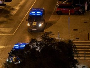 La Policía Local de Castellón detiene a un hombre después de protagonizar un altercado en un restaurante del distrito marítimo y agredir a dos agentes