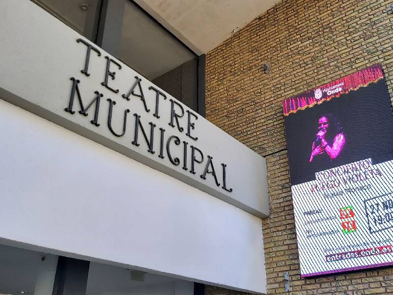 Onda instala una moderna pantalla led en el Teatro Mónaco para presentar la cartelera y ahorrar papel