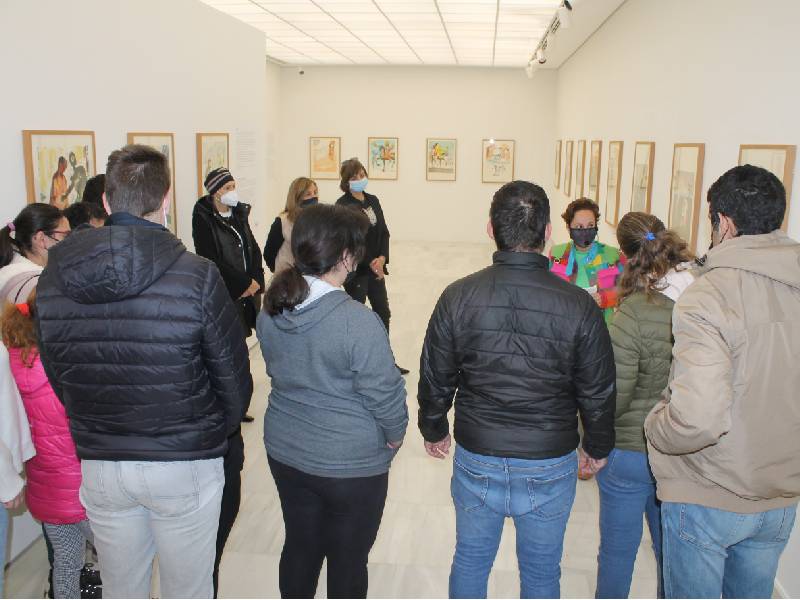 Los escolares visitan y estudian la obra gráfica de Dalí en Benicàssim