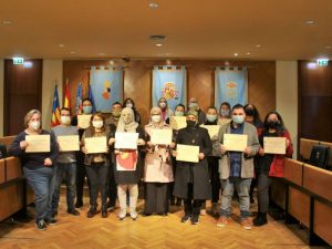 Burriana entrega los diplomas a las personas participantes en el Taller de formación para cuidadores de enfermos de Alzheimer