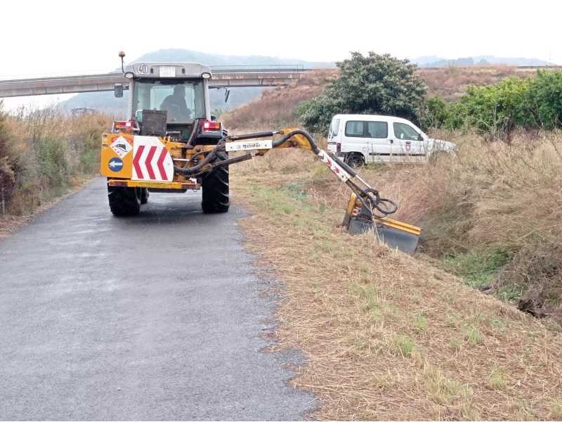 El Ayuntamiento de Almenara limpia los márgenes y cunetas de varios caminos rurales