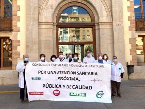 Los sindicatos del Hospital Provincial se concentran para exigir al Consell medidas que atajen la temporalidad que afecta al 42% del personal