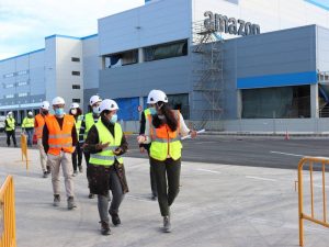 Ballester visita las obras del mega centro logístico de Amazon que se prepara para abrir en 2022