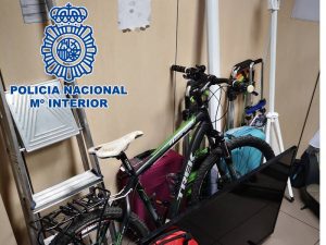 La Policía Nacional detiene a tres personas por delito de robo con fuerza en trasteros de viviendas de la ciudad