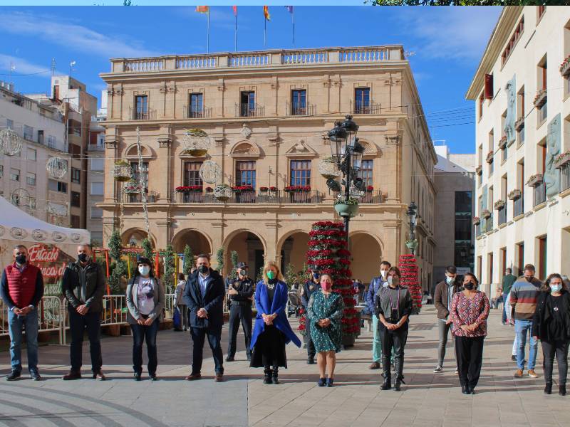 Minuto de silencio en el Ayuntamiento por el último asesinato de una mujer en Elche