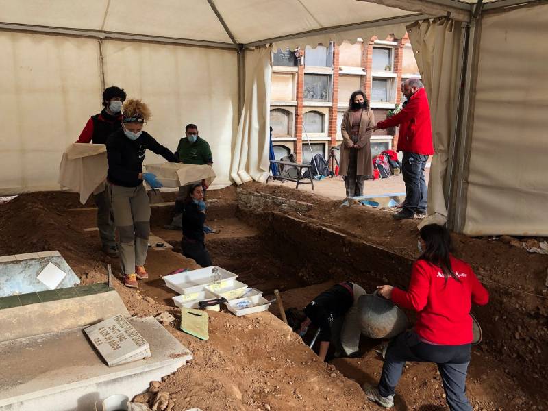 Almassora recupera los restos de dos vecinos en el cementerio San José de Castellón