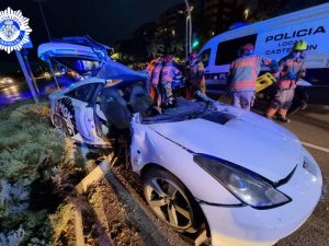 Un aparatoso accidente por la salida de vía de un turismo en la Ronda Norte provoca dos heridos, uno de ellos grave 26-12-21