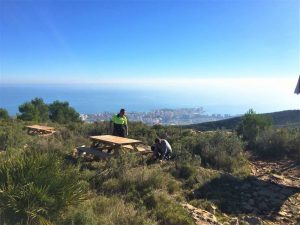 Oropesa acondiciona una zona de descanso con merenderos en la Serra