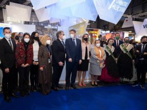 Martí acompaña al presidente de la Generalitat, Ximo Puig, en su visita al estand del Patronato Provincial de Turismo de Castellón en Fitur