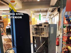 La Guardia Civil detiene ”in fraganti” a dos personas cuando se encontraban robando en el interior de una estación de servicio en Cabanes