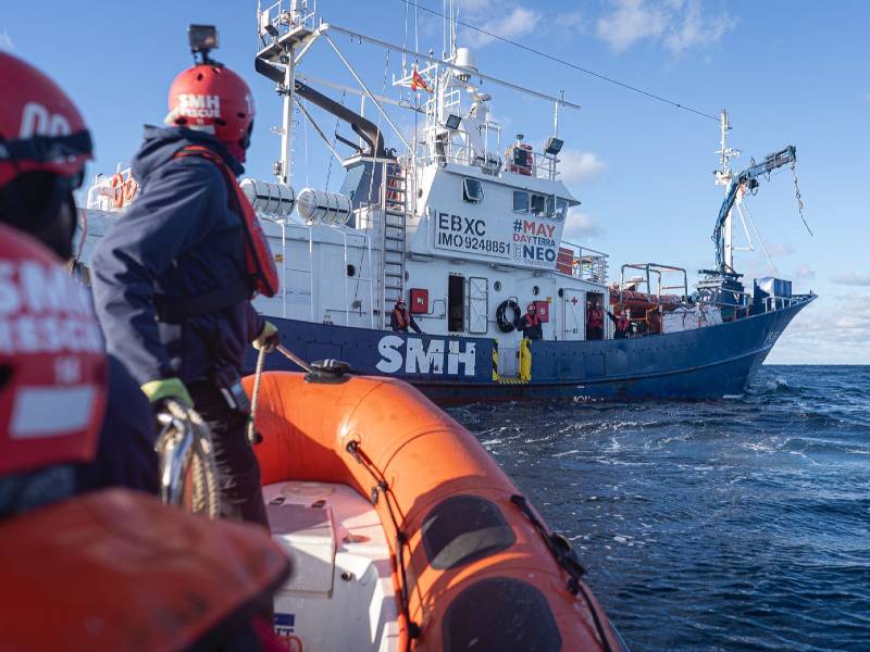 17 mujeres, 63 hombres, 9 niños y 16 menores africanos son rescatados de un bote por el buque de Salvamento Marítimo Aita Mari