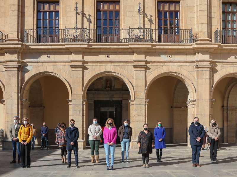 Castellón guarda un minuto de silencio después de confirmarse el asesinato machista de una mujer en Torrevieja