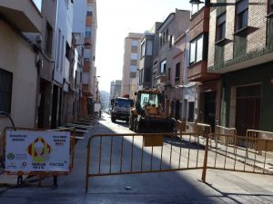 Serveis Públics de VIla-real renova canalitzacions al carrer Sant Joaquim per a evitar fuites i millorar la vorera