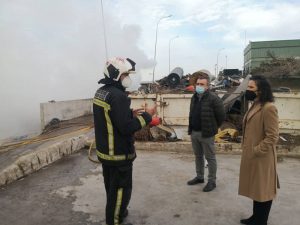 Galí visita la planta incendiada de Reciplasa