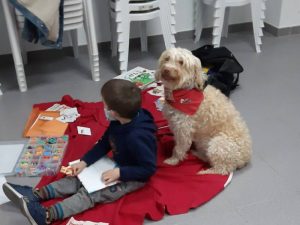 La perrita Lola ayuda a niños y niñas de la Ribera a fomentar su amor por la lectura