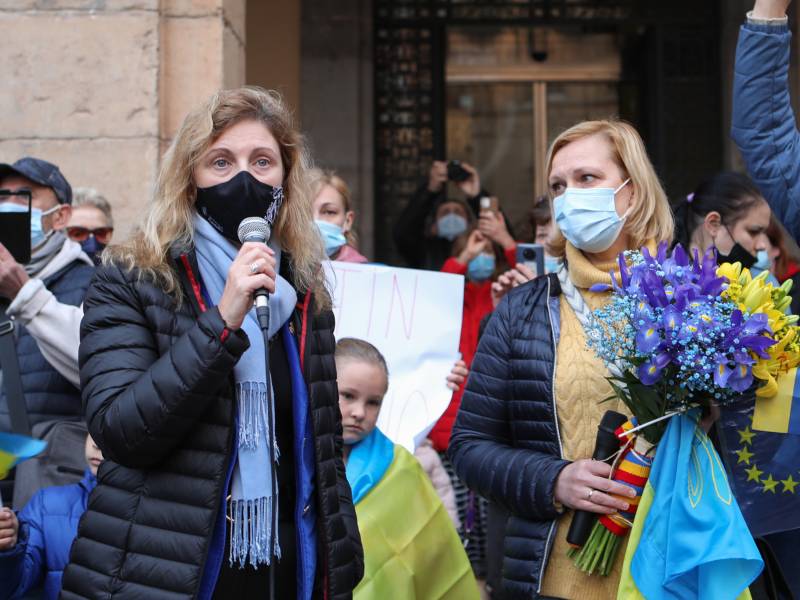 Amparo Marco asiste a la concentración en apoyo al pueblo ucraniano