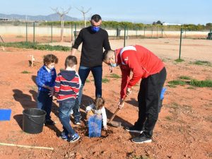 Nules celebra el día del árbol con la plantación de arbolado en la zona de la Serraleta