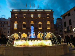 Castellón enciende la fuente de la plaza Mayor con los colores de la bandera ucraniana