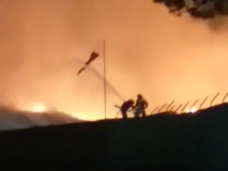 Espectacular incendio en el vertedero de Almassora