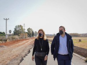 En el  Camí la Ratlla se sigue completando la zona peatonal y mejorando el carril bici