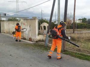 Las brigadas del Ayuntamiento adecúan los caminos rurales de Castellón para el día del Romería