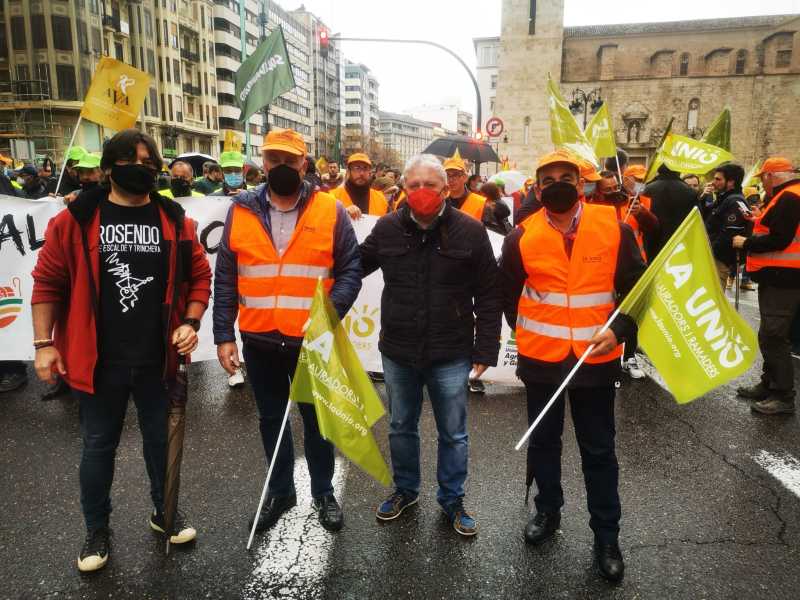 Vila-real dona suport als llauradors castellonencs en la manifestació del sector agrari a València