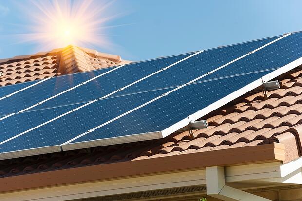 Castellón estudia simplificar los requisitos para rebajar el IBI a quienes instalen placas fotovoltaicas en casa
