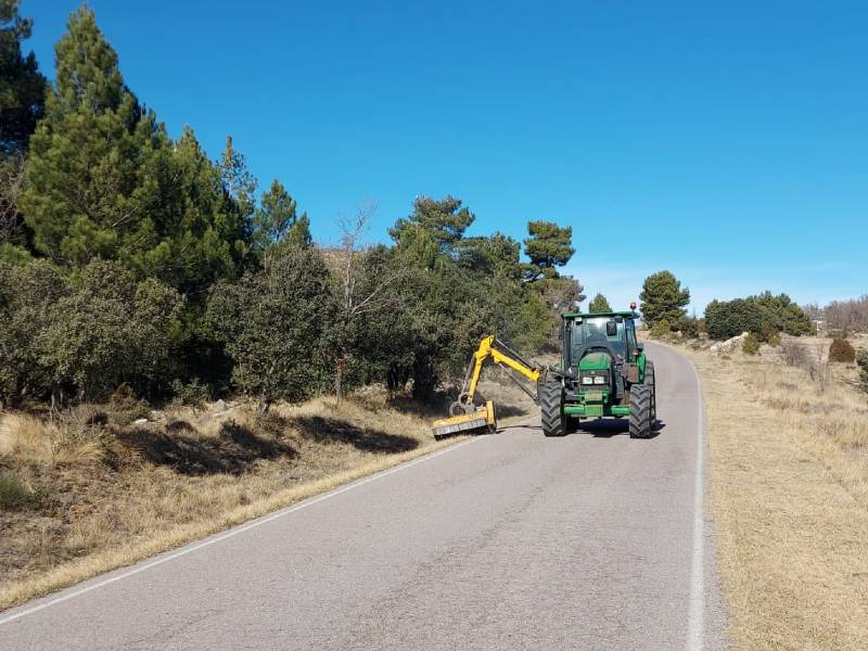 El Consorcio de Bomberos limpia caminos y pistas forestales de Vilafranca para evitar incendios