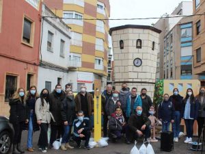 La asociación Afdem de Burriana se integra en el mundo fallero con la ‘plantà’ de su falla