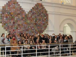 57 fotografías de mujeres entrelazadas con piezas de croché se exponen ya en el CMC de Burriana