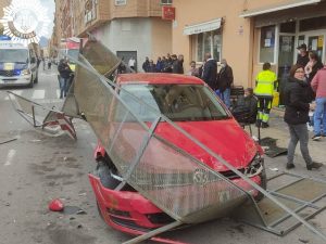 Siete personas resultan heridas al ser atropelladas por un turismo en la calle Ribelles Comín