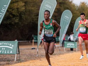 Thierry Ndikumwenayo se exhibe en la última prueba del circuito mundial de Cross, disputada en Cáceres