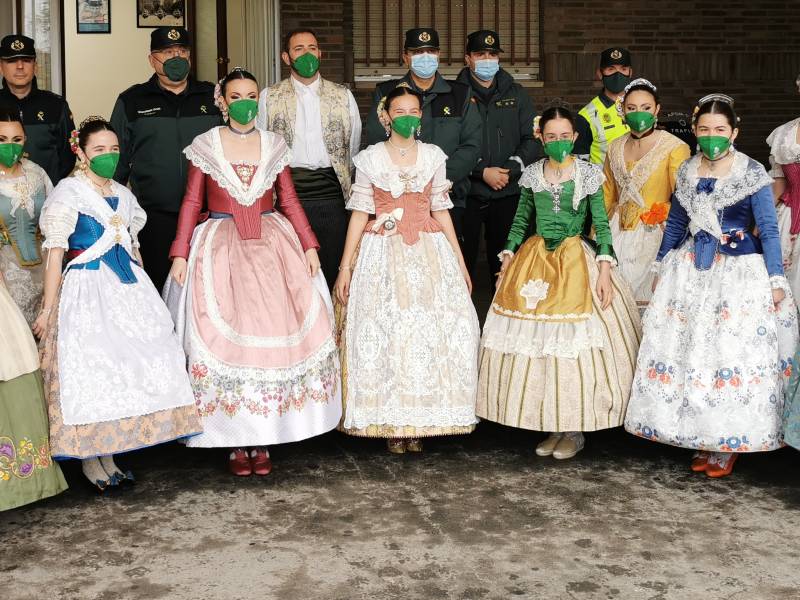 La Reina y Damas de las Fiestas de la Magdalena visitan la Comandancia de la Guardia Civil de Castellón
