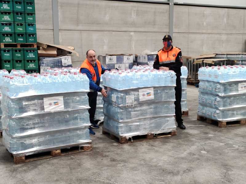 Voluntarios de Protección Civil de Almenara donan 5.000 litros de agua mineral para los campamentos de refugiados
