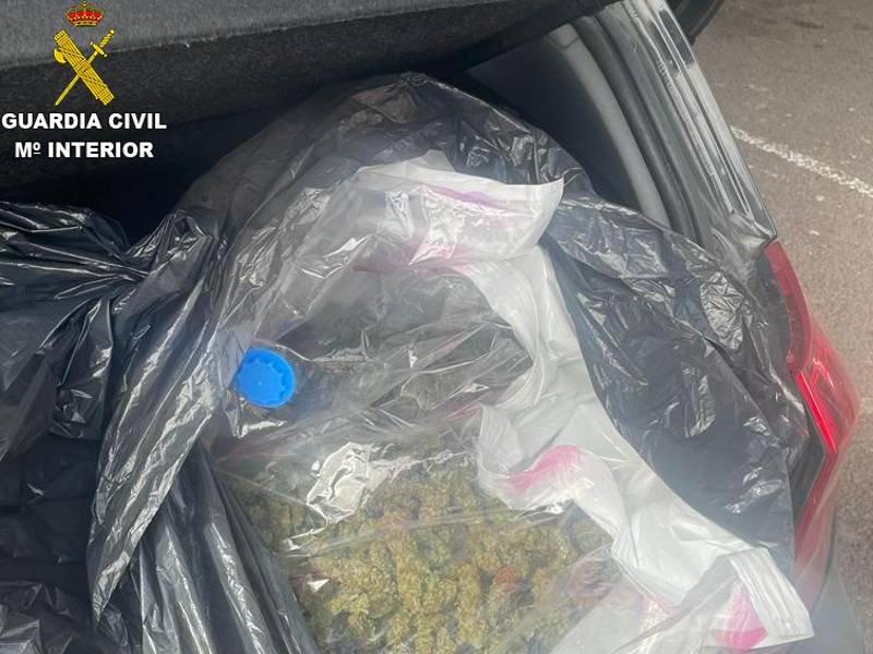 La Guardia Civil detiene en Burriana a un hombre de 32 años por llevar marihuana en el maletero