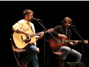 El cantante y compositor Dani Fernández ha presentado en Onda su segundo disco en un concierto acústico