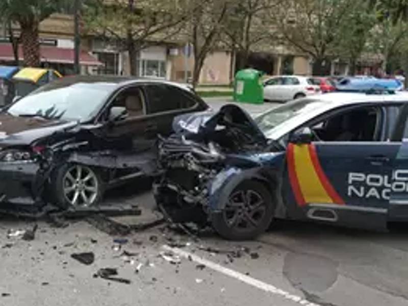 Un turismo se salta un stop y colisiona con un coche policial en Valencia