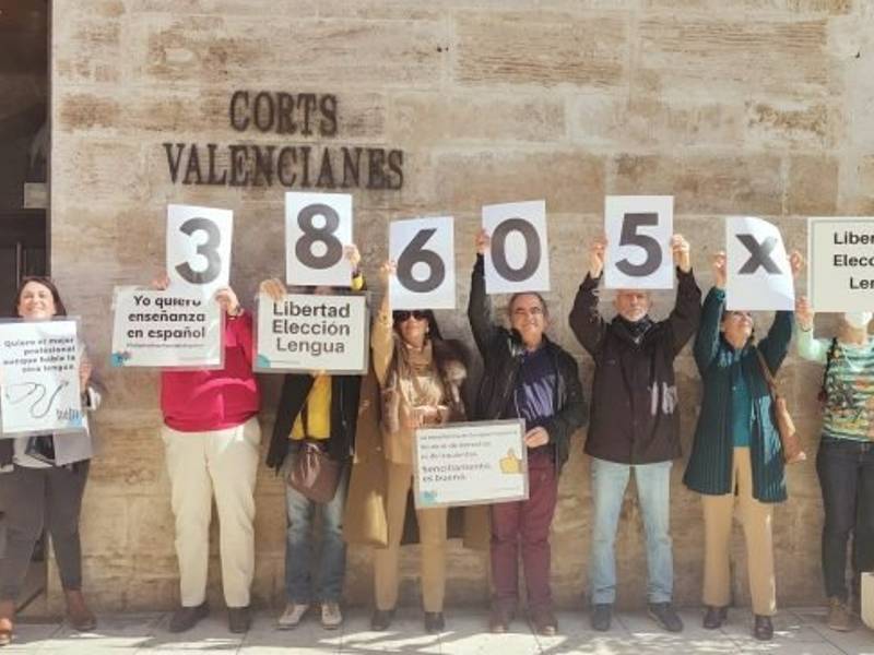 Las Cortes Valencianas quieren silenciar a Hablamos Español