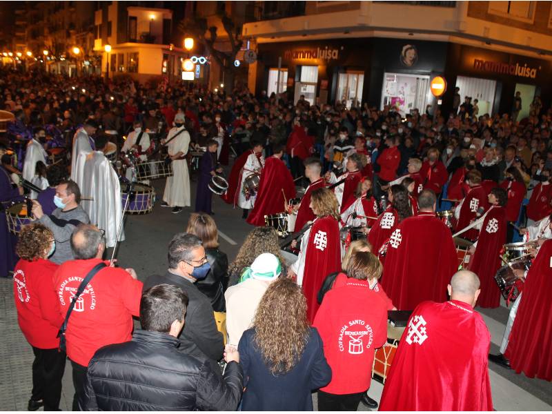 Más de un centenar de bombos se dan cita en la Tamborrada de Benicàssim