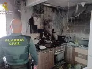 Cuatro guardias civiles ingresados tras rescatar a una anciana y dos menores de un incendio en San Vicente del Raspeig-Alicante