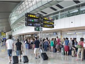 Detenida en el aeropuerto de Manises tras facturar una maleta con 15 kilos de marihuana