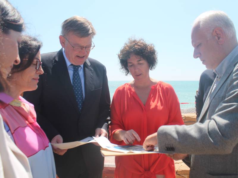 Ximo Puig visita las obras de la playa de Almenara, las primeras en defensa del litoral, de toda España