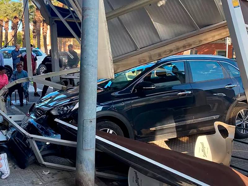 Heridas 6 personas al chocar un vehículo contra la terraza de un bar en Burriana