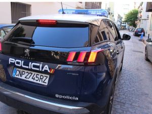 La policía reduce de un tiro a un hombre que amenazaba con un hacha tras abusar de una menor en Elda