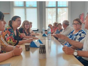 Patricia Puerta visita la sede de la asociación de mayores de Les Alqueries